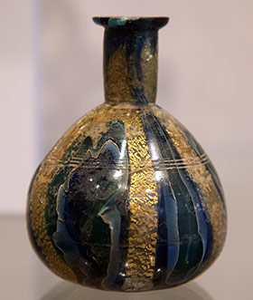 https://assets.glassofvenice.com/images/images_venice/Techniques/Roman_Glass_Gold_Leaf_Vase.jpg